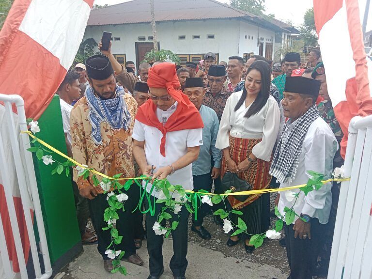 Wagub Orno dan Istri Hadiri Peresmian Pembangunan Rehabilitasi Masjid Nurul Falah Negeri Wolu, Kabupaten Malteng