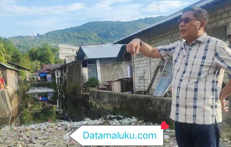 Wattimena Tinjau Progres Bak Penampung Air dan Saluran Drainase di Kelurahan Benteng
