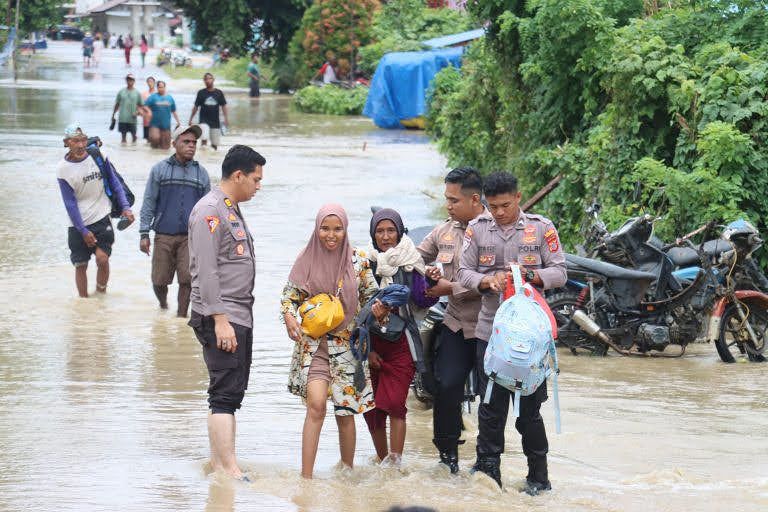 Waka Polres Bersama Personil Polres Buru dan Polsek Waeapo Evakuasi Warga di Desa Grandeng Akibat Banjir