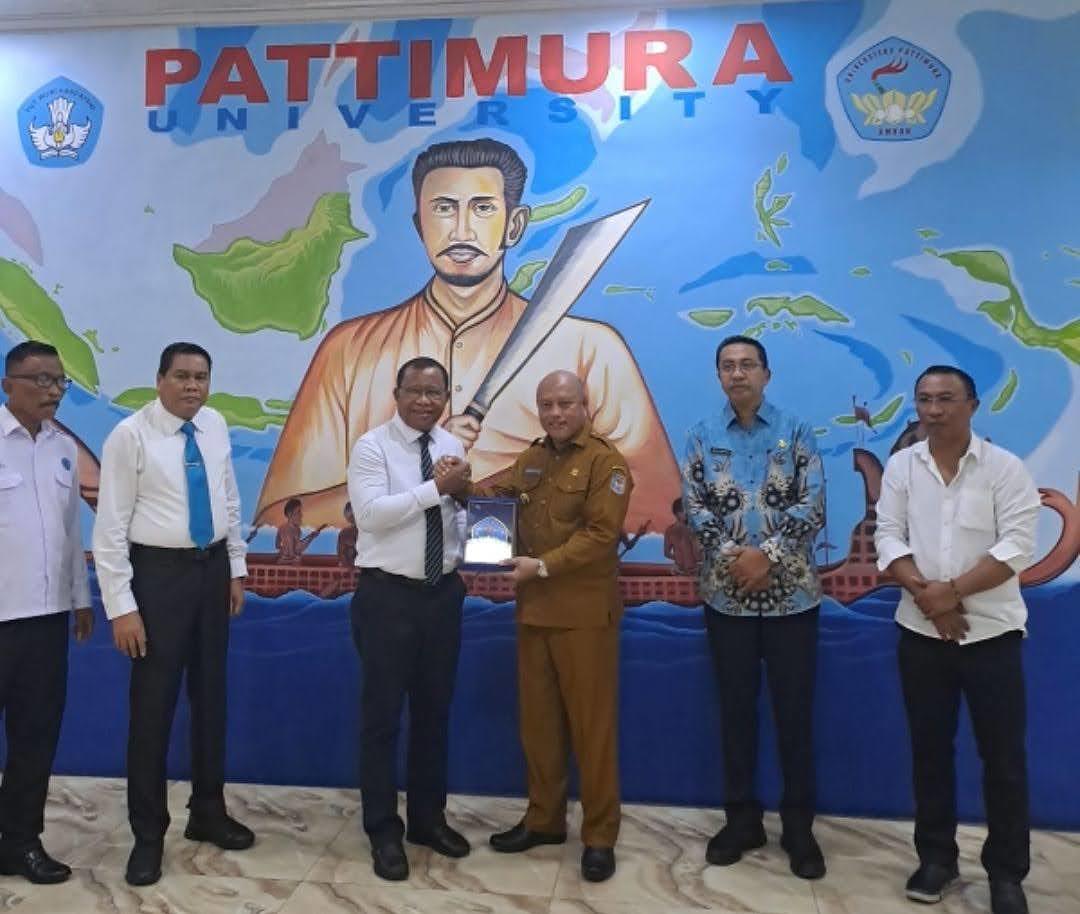  PJ Bupati Buru Bersama UNPATTI Penandatangan MoU Diruang Rektor