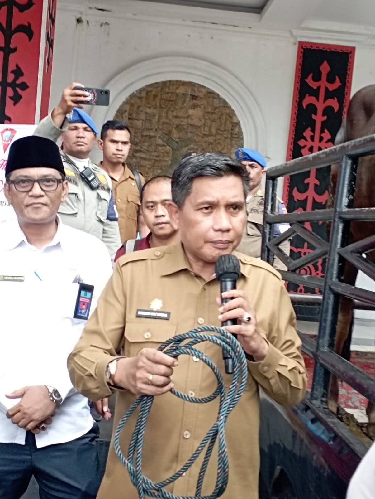 Pj Walikota Serahkan Secara Simbolis Bantuan Hewan Qurban  Pemerintah Kota Ambon Kepada Panitia Penyelenggara Qurban