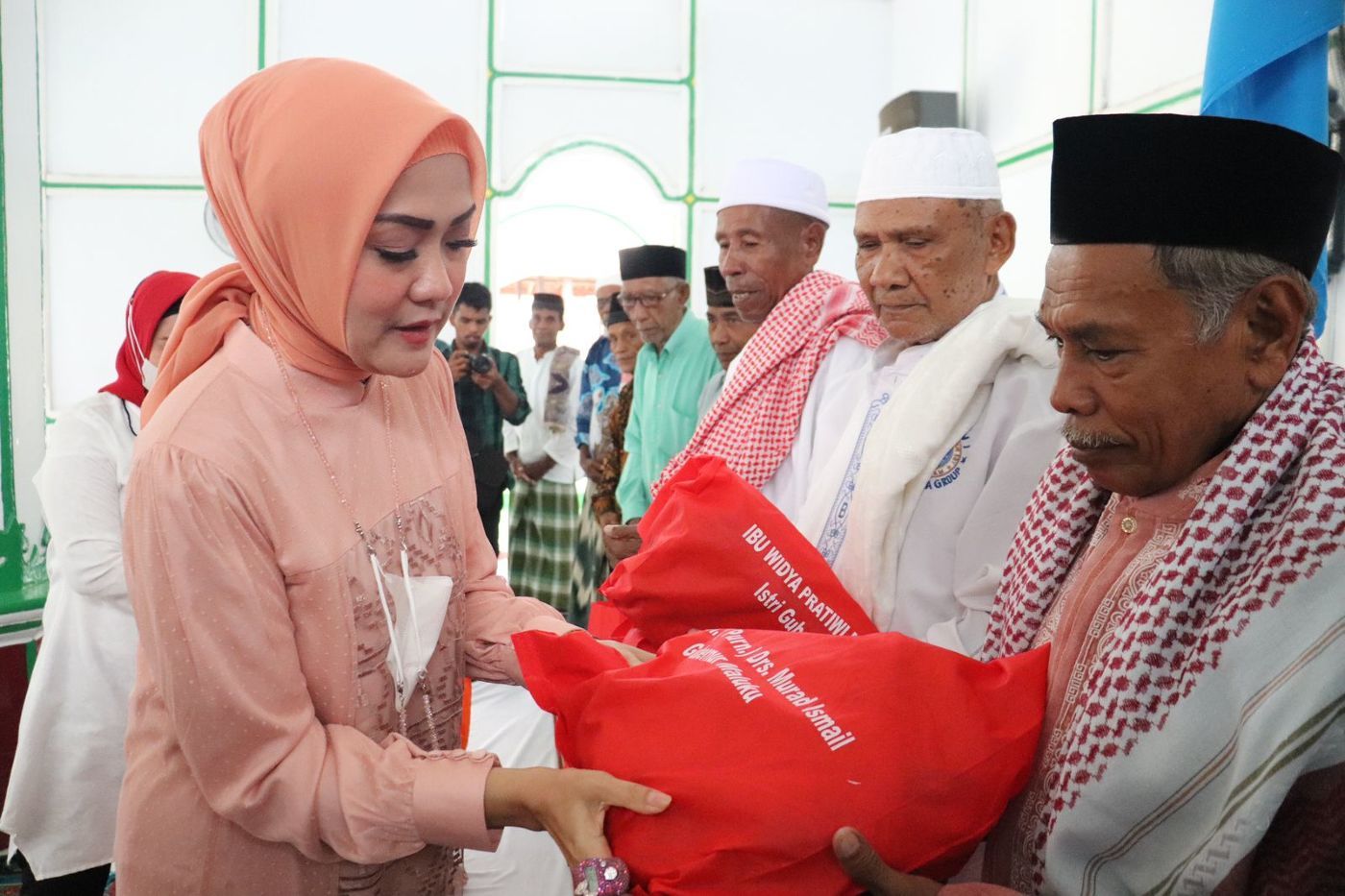 Silaturahmi Ke Jasirah Leihitu, Widya MI Kembali Bagikan 491 Paket Sembako Bagi Para Janda dan Penghulu Masjid 