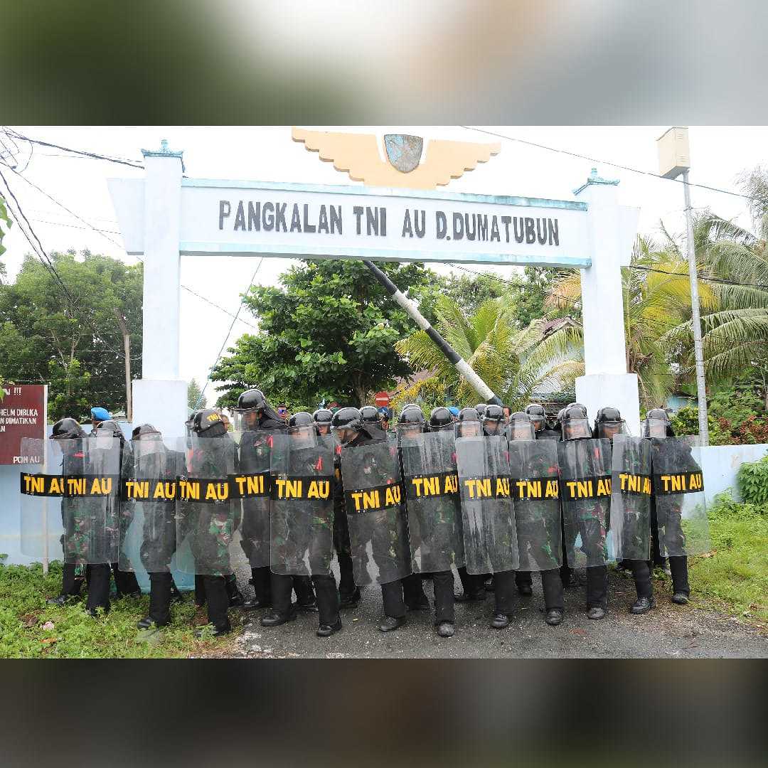 Uji Kesiapsiagaan dan antisipasi Kerusuhan, Personel Lanud Dominicus Dumatubun laksanakan Latihan Penanganan Huru Hara