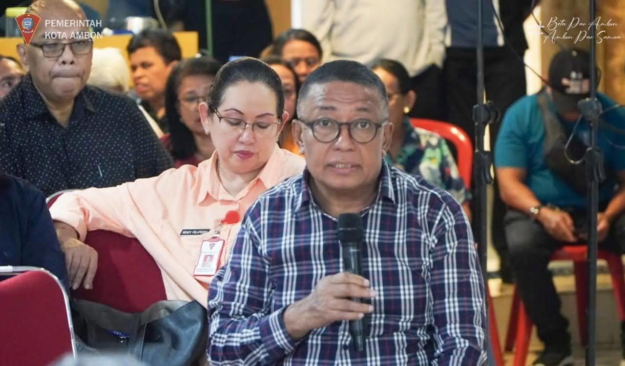 Sekkot Ambon, Roby Sapulette, menjawab keluhan warga dalam program WAJAR di Balai Kota