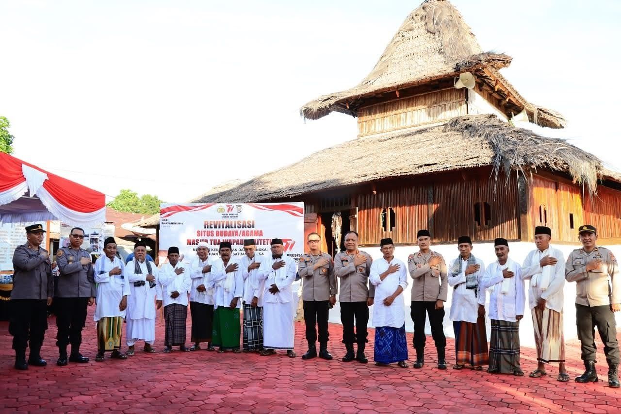 Jelang Peringatan Hari Bhayangkara ke 77 Polri Gelar Revitalisasi Masjid Tua Wapaue Neg. Kaitetu