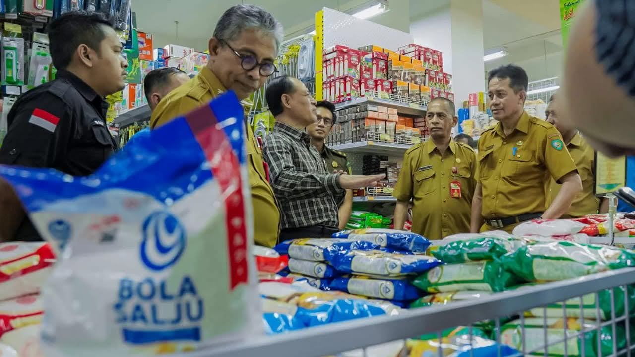 Pj Sekda Malra Sidak Ketersediaan Barang Jelang Idul Fitri