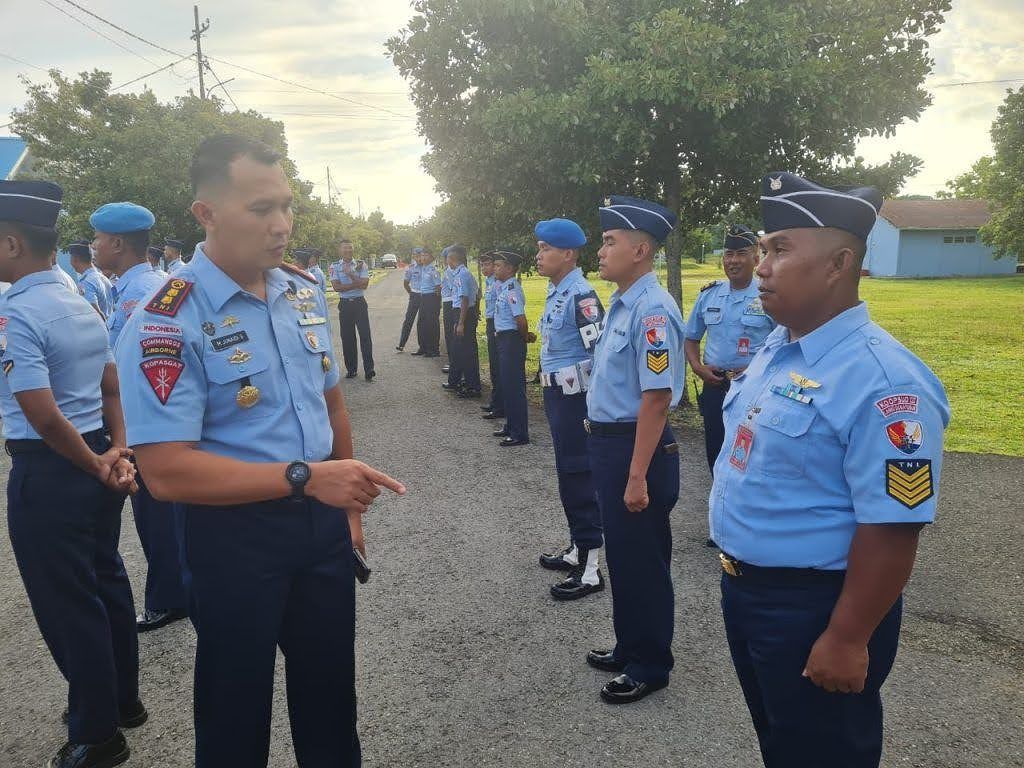 Tanamkan Disiplin, Danlanud Dominicus Dumatubun Cek Kerapihan Personel. 