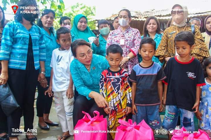 Dinsos dan TP-PKK Bagi 50 Paket Bantuan Nutrisi