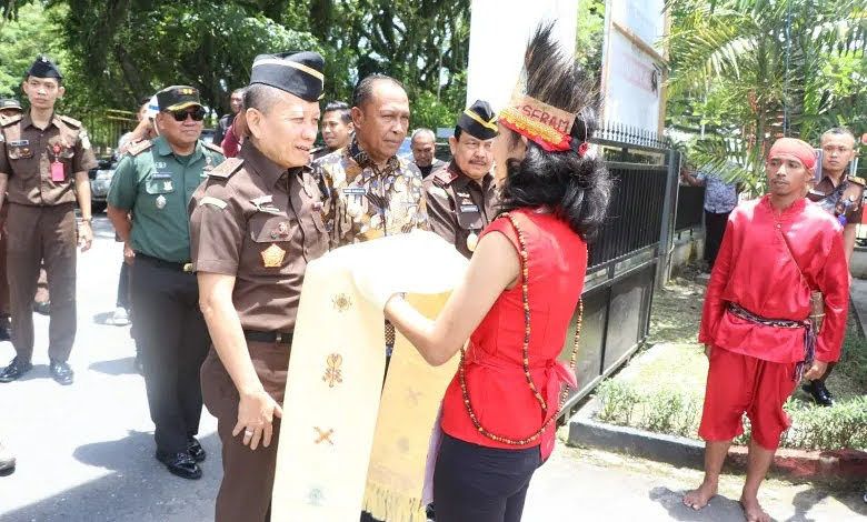 JAKSA AGUNG MUDA PENGAWASAN KEJAGUNG R.I KUNJUNGI KEJARI MALUKU TENGAH