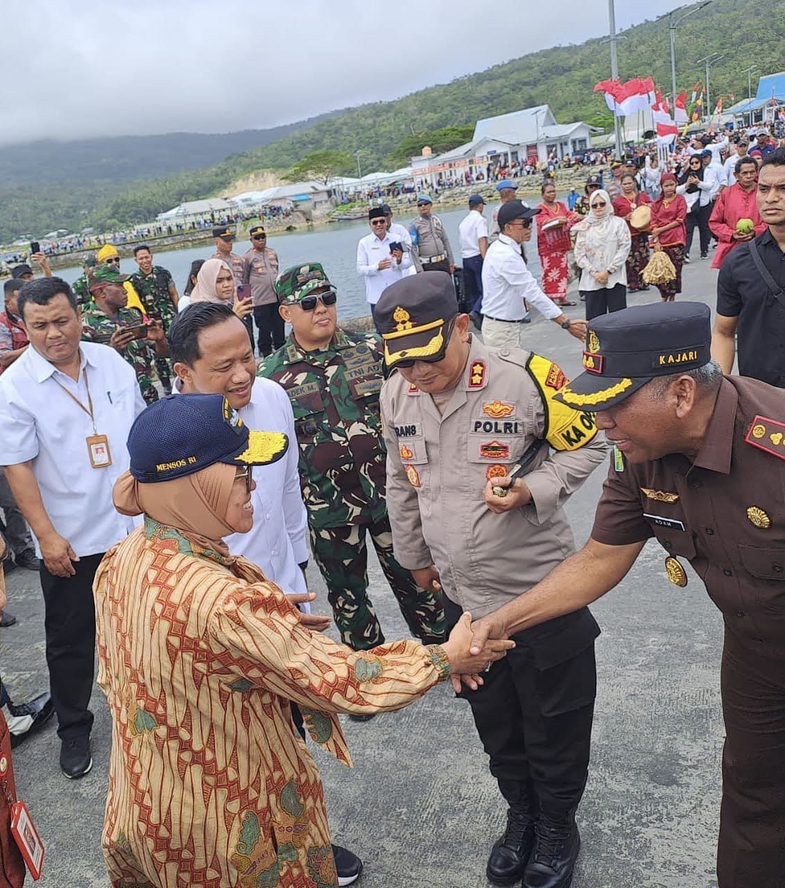 Mentri Sosial “Tri Rismaharini Tiba di Kecamatan Kei Besar Disambut Ribuan Warga Masyarakat.