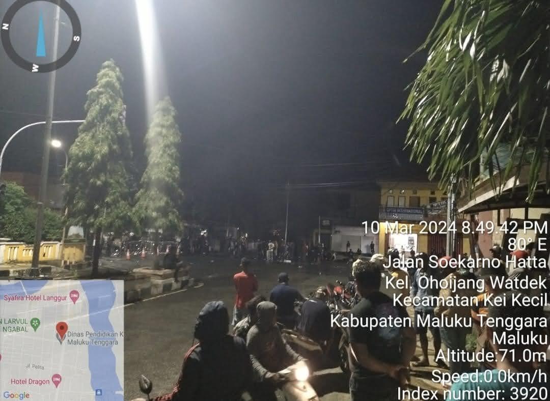 Massa Pendukung Dari Para Caleg Partai Politik Yang Merasa di Rugikan Berkerumun di Lampu Merah.