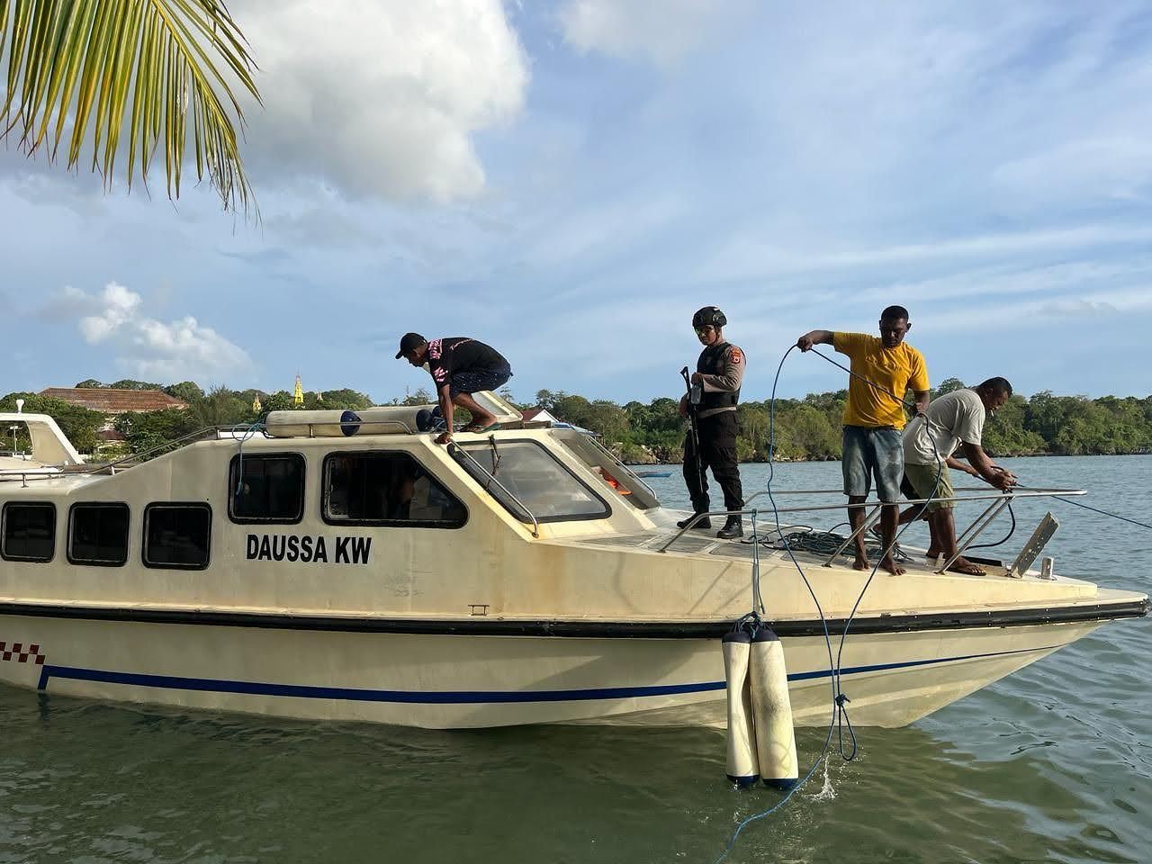 Sinergitas TNI Polri Kawal Distribusi Logistik Pemilu ke Pulau terluar di Kecamatan Selaru