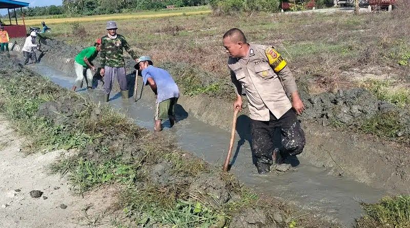 Bhabinkamtibmas Desa Waihatu Prakarsai Kerja Bhakti Bersihkan Saluran Irigasi Tanggapi Keluhan Warga