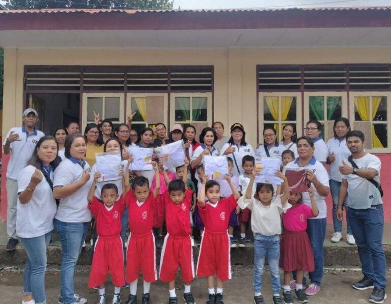 24 Anak Kurang Mampu terima bantuan pakaian Seragam dari Komite SDN 9 AMBON.