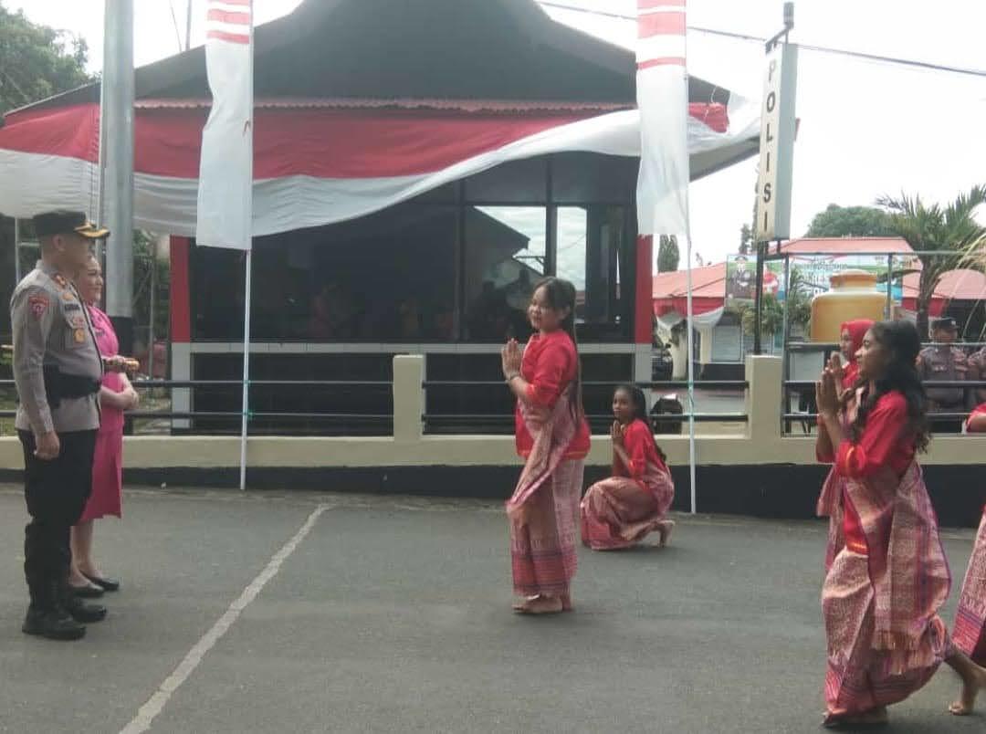 Tradisi Adat Sambut Kedatangan Kapolres Tual di Kota Beradat.