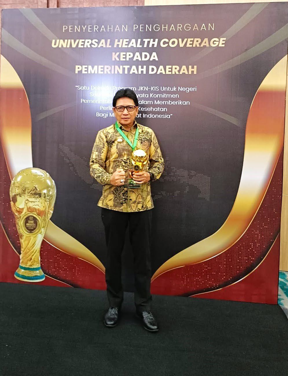 PJ GUBERNUR MALUKU TERIMA PENGHARGAAN UHC 2024