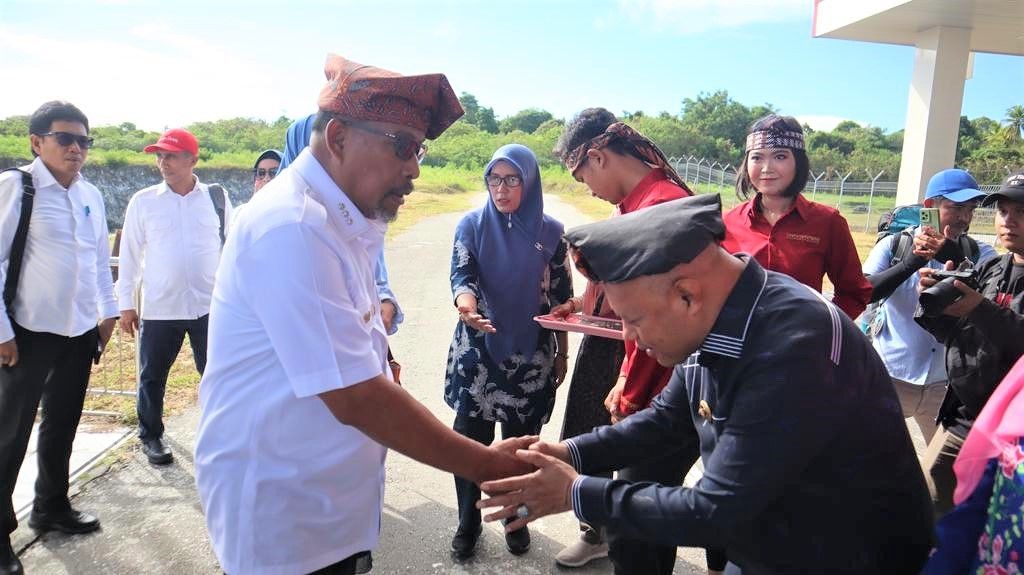 JAGA KETAHANAN PANGAN GUBERNUR TEBAR 1.500 BENIH IKAN NILA DI DESA WAELETE KAB. BURU