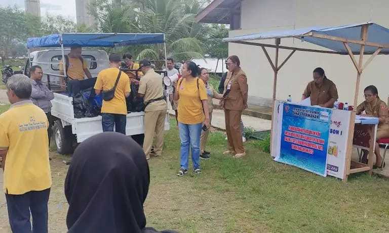 Dinas Perikanan Kota Ambon Bagi Ikan Gratis kepada Warga,