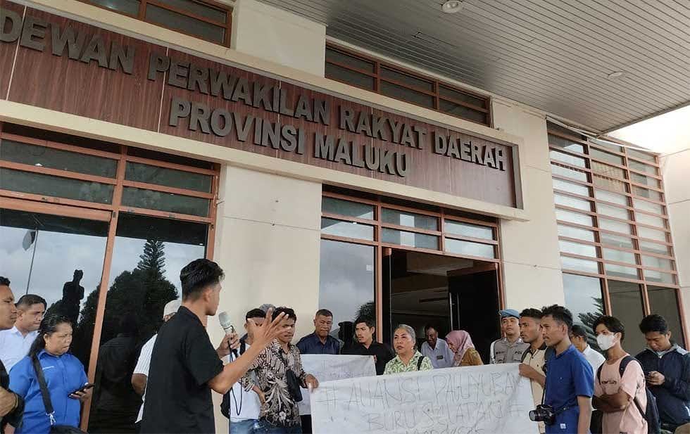 Demo Mahasiswa Bursel Di   DPRD Maluku Soal PLN Tidak Mampu Tidak Mampu Layani Masyarakat 