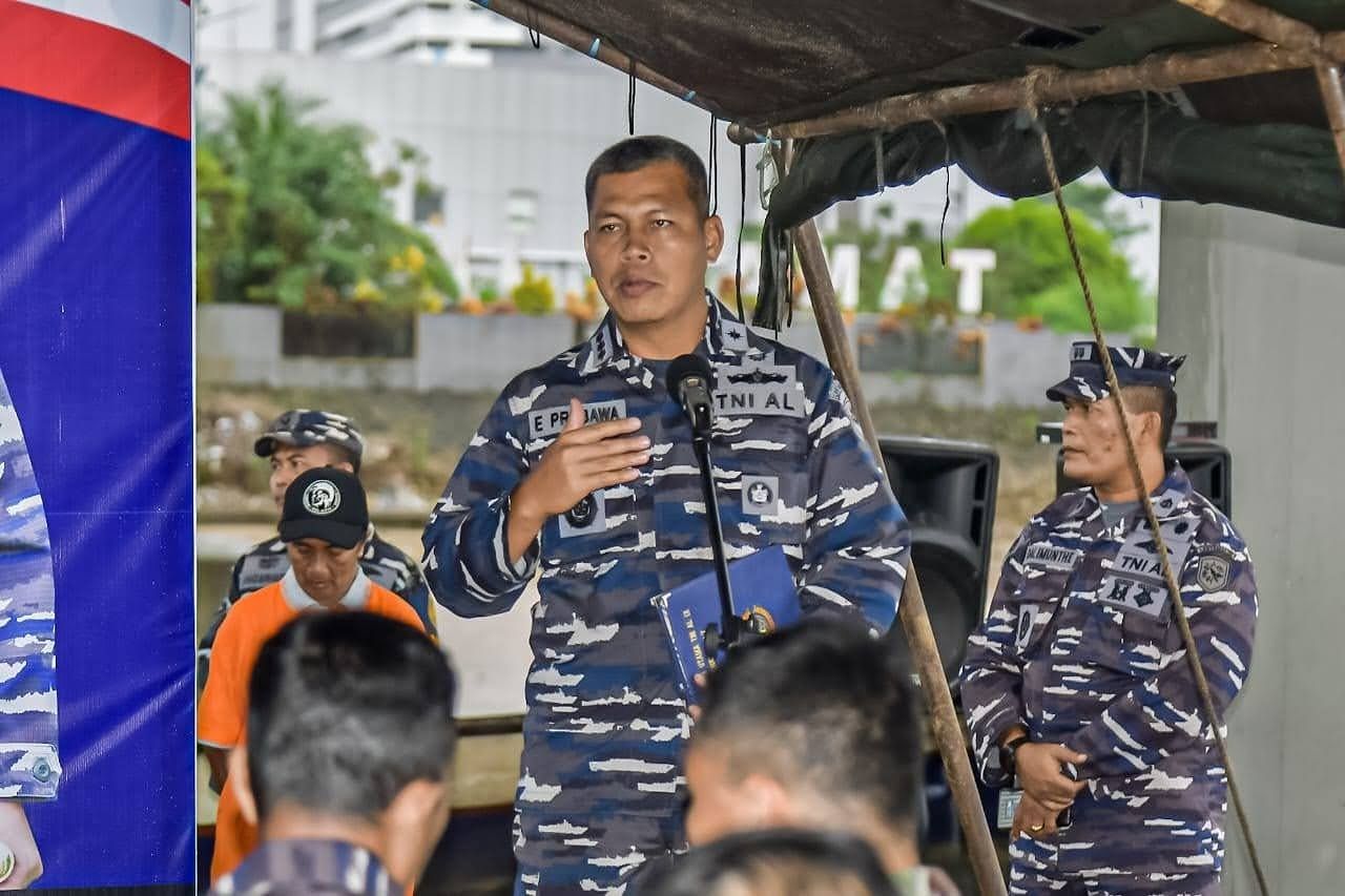 TNI AL PEDULI, LANTAMAL IX GANDENG INSTANSI PEMERINTAH, SWASTA DAN MASYARAKAT LAKSANAKAN BERSIH-BERSIH PANTAI TELUK AMBON