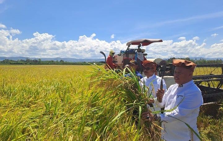 Bupati Buru serahkan bansos dari Kementerian Sosial 