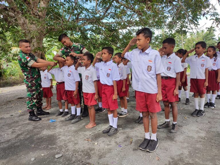 Tanamkan Kedisiplinan, Satgas Yonarmed 1 Kostrad Latih Baris-Berbaris Siswa SD Tananahu