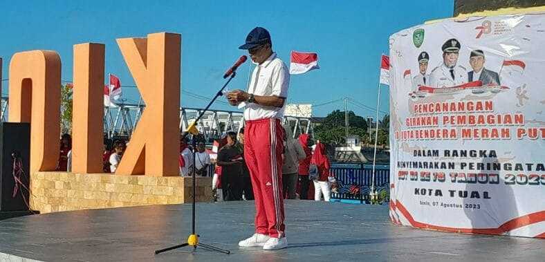 Canangan Bendera Merah Putih di Tual, Ini Pesan Wakil Walikota