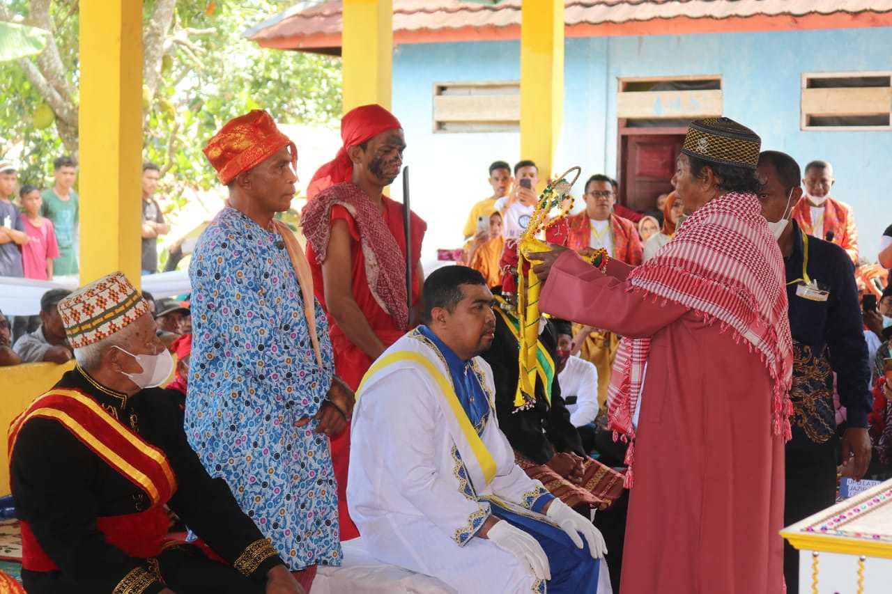 Raja Negeri Seith Dikukuhkan, Ini Pesan Gubernur Murad Ismail