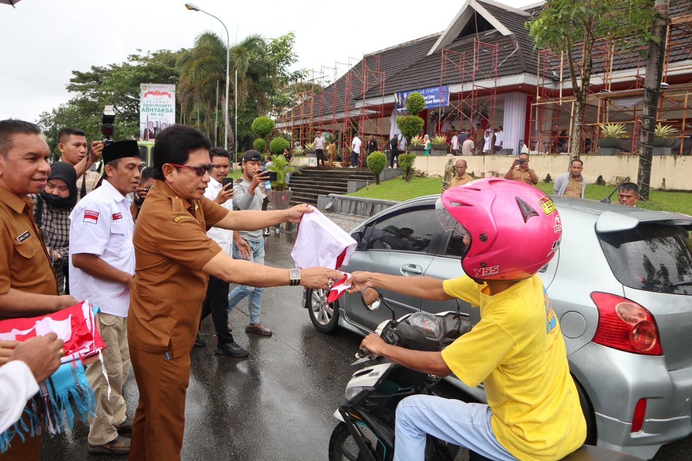 SEMARAKKAN HUT RI KE-78, PEMPROV MALUKU BAGIKAN 5.275 BENDERA MERAH PUTIH