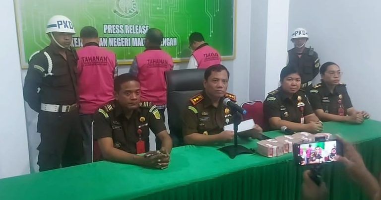 Jaksa Tahan Mantan Kepala Dinas Pendidikan Malteng Prof Askam Tuasikal