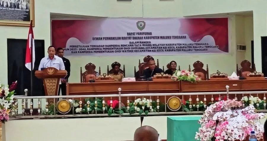 Pj Bupati Malra menyampaikan sambutan saat Rapat Paripurma DPRD dalam rangka persetujuan Tiga Ranperda 