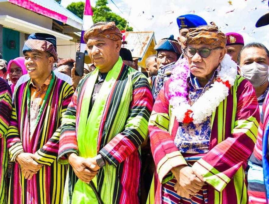 DUKUNG PELESTARIAN BUDAYA DAERAH, DANLANTAMAL IX HADIR DAN MENJADI TAMU KEHORMATAN TRADISI ANTAR DULANG DI PIRU