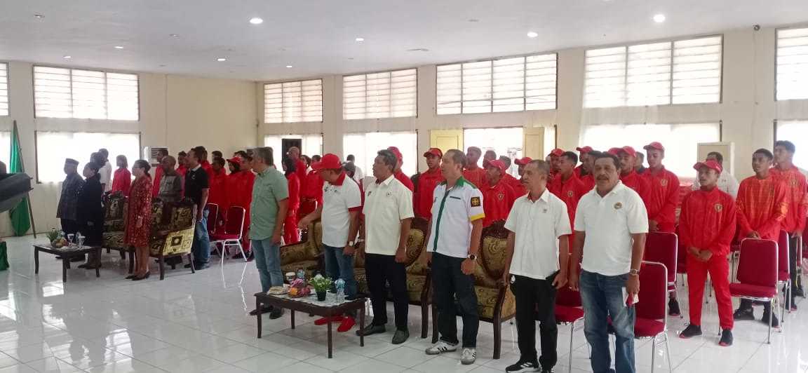 Khukhukan dan Lepas Kontingen ke-POPMAL IV, Pj.Bupati KKT Minta Pertahankan Juara II Umum