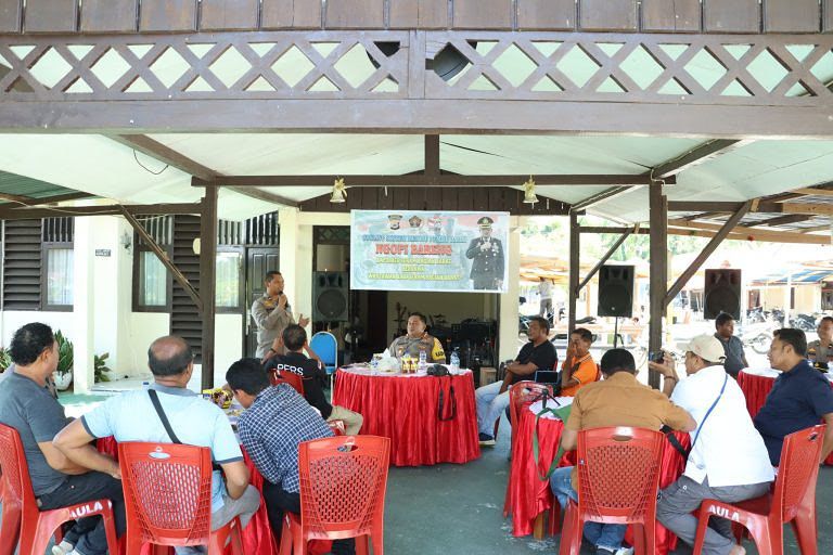 Cooling System “Ngopi Bareng” Kapolres SBB Bersama Wartawan Kab.SBB Menuju Pemilu Damai