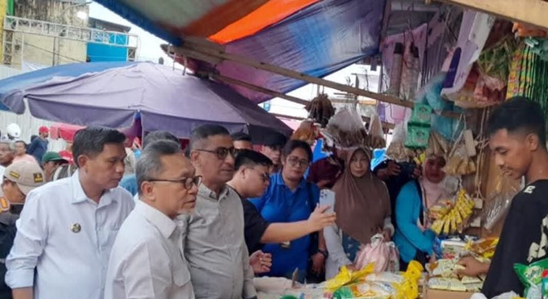 Menteri Perdagangan Zulkifli Hasan meninjau Pasar Mardika Ambon, Kemarin.