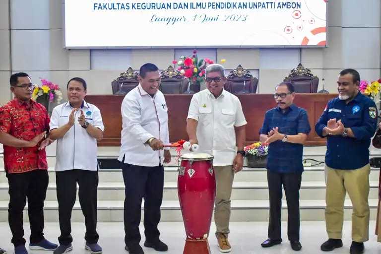 Bupati Malra Buka Kuliah Perdana Program Peningkatan Kualifikasi Akademik Guru