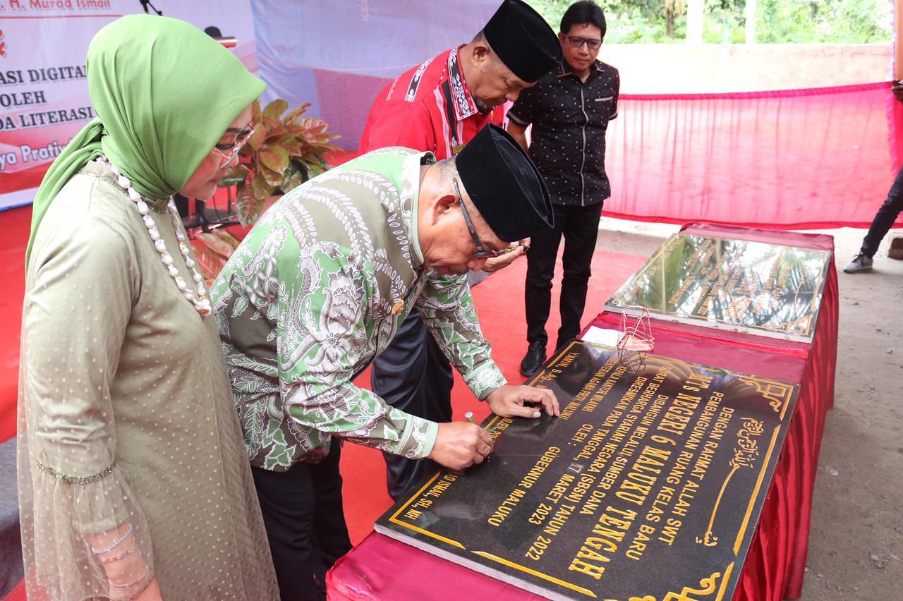 GUBERNUR RESMIKAN GEDUNG RKB MIN 5 DAN MTsN 6 KAB MALUKU TENGAH