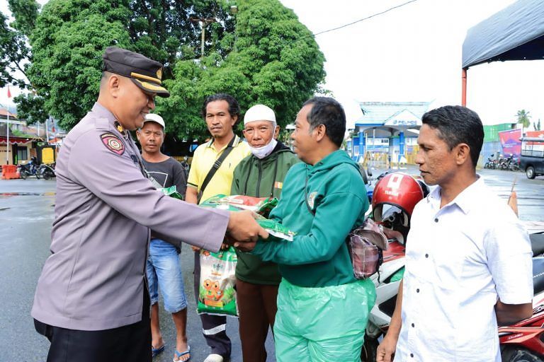 Polda Maluku dan Jajaran Salurkan Ribuan Paket Sembako Bantu Masyarakat Terdampak Kenaikan BBM