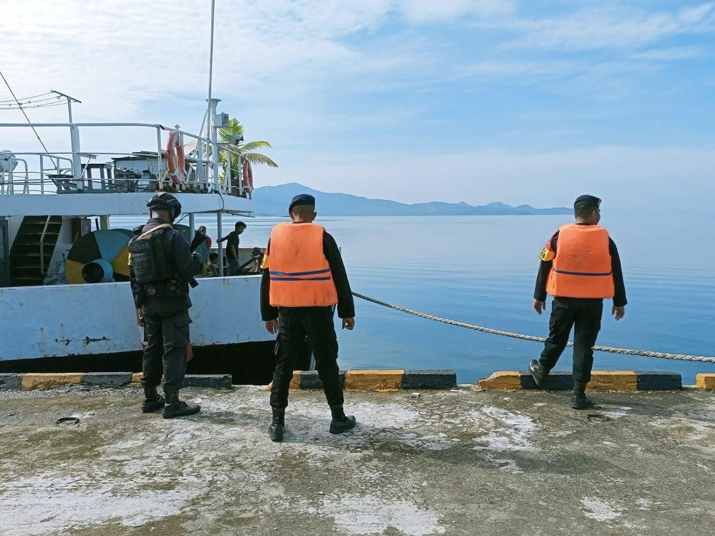 Patroli Tim SAR Brimob Piru, Sambangi Aktifitas Warga Di Pelabuhan