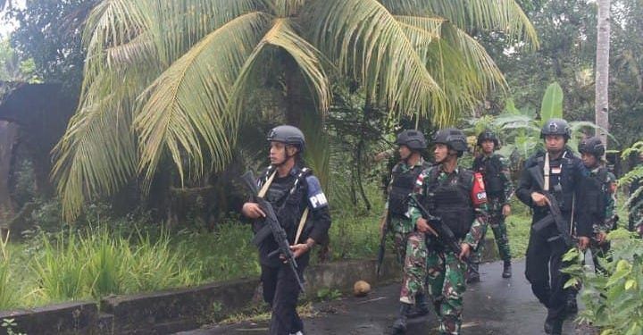 Ciptakan Kedamaian, Satgas Yonarmed 1 Kostrad Gandeng Satgas Aman Nusa Brimob Laksanakan Patroli Gabungan di Negeri Kariu