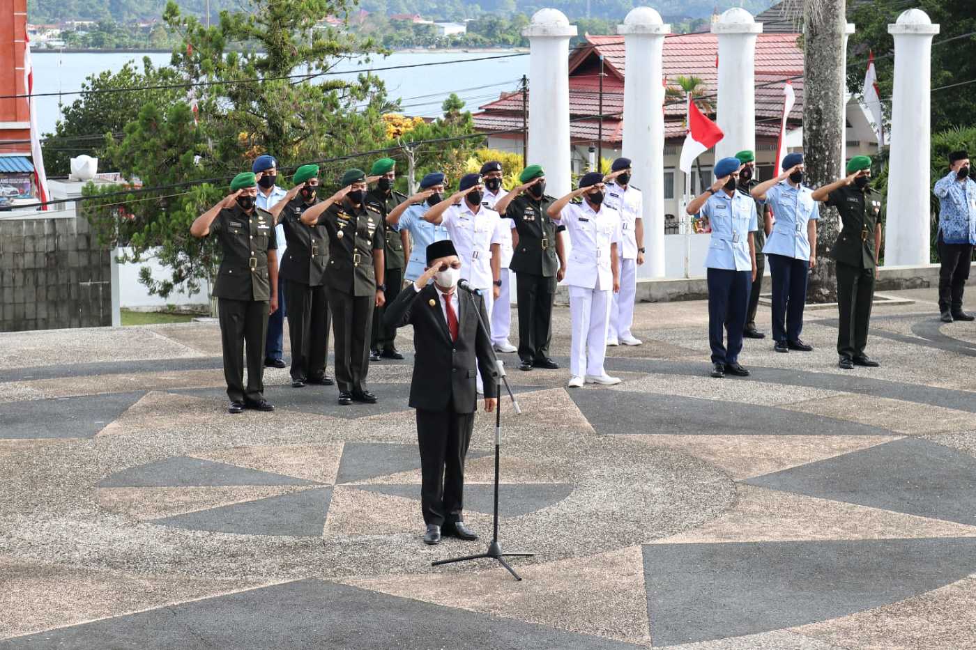 Wagub Pimpin Upacara Ziarah  Peringati Hardiknas di TMP Kapahaha