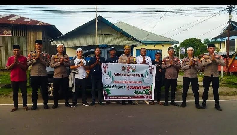 Kolaborasi PWI, Rumah inspirasi dan Polres SBB Bagikan Taqjil dan Kurma ke Warga