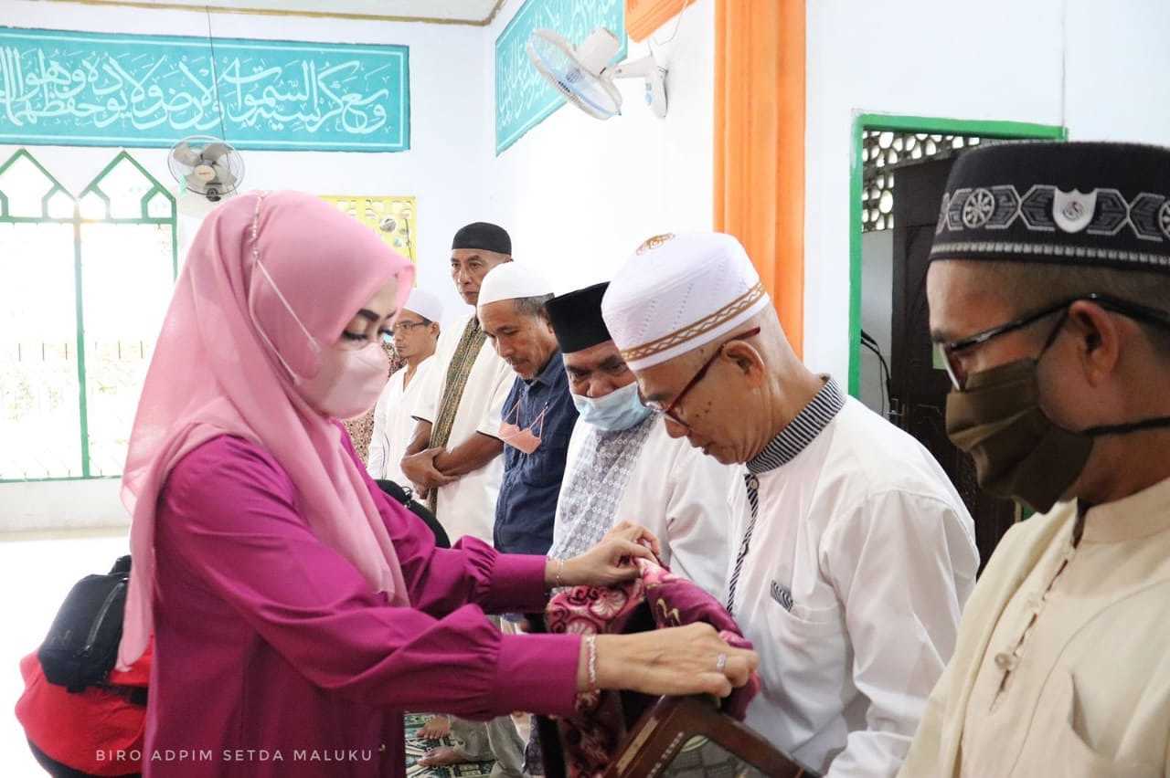 Isteri Gubernur Widya Pratiwi Kembali Bagi-Bagi Sembako Untuk Pengurus Masjid di Kota Ambon