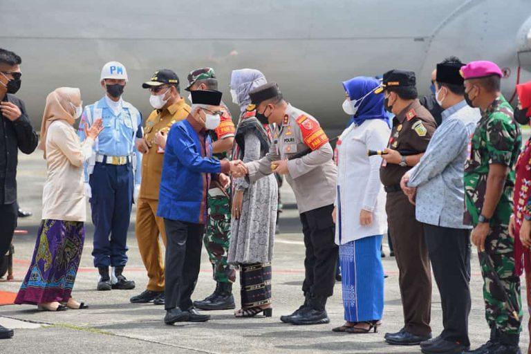 Kapolda Maluku Sambut Wapres RI Saat Transit di Bandara Pattimura Ambon