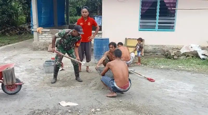 Kodim 1504/Ambon : Babinsa Koramil 1504-04/Salahutu, Bantu Pembuatan Akses Jalan Setapak Untuk Warga