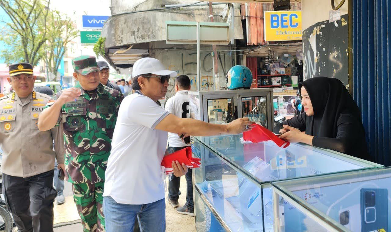 PEMPROV BAGIKAN BENDERA MERAH PUTIH, PJ. GUBERNUR : PUPUK RASA CINTA DAN BANGGA TERHADAP INDONESIA