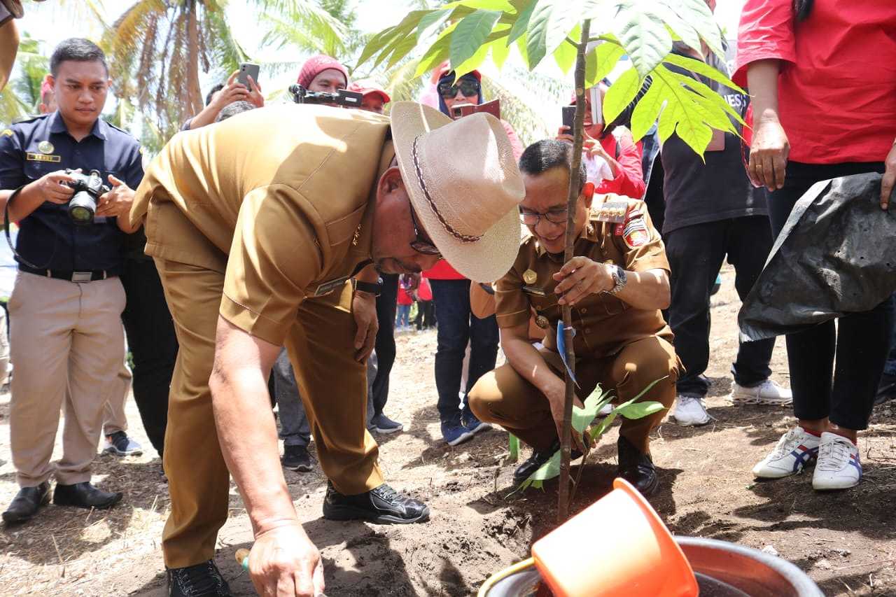 INSTRUKSIKAN GUBERNUR MALUKU “GALAKKAN TANAM SUKUN SEBAGAI PANGAN LOKAL”