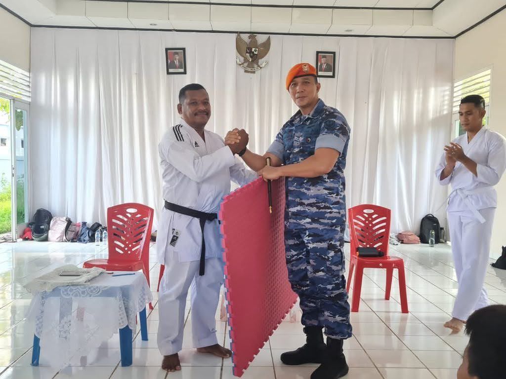 Tingkatkan Militansi dan semangat Prajurit, Danlanud berikan matras dan lantik kenaikan sabuk Karateka Dojo Inkado Lanud D. Dumatubun