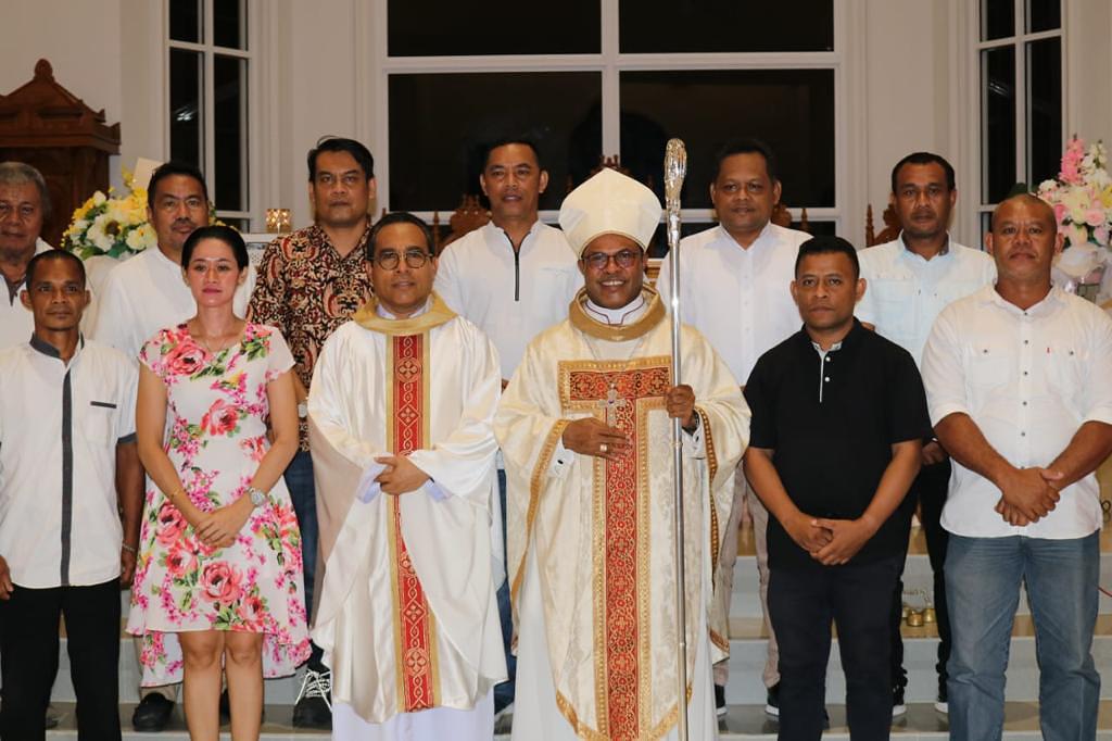 MGR SENO NGUTRA BERTATAP MUKA DENGAN UTUSAN PAROKI SE KOTA AMBON SAAT HUT KEUSKUPAN AMBOINA 