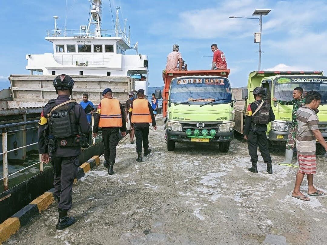 Sambangi Aktifitas Warga Di Pelabuhan, Tim SAR Brimob Piru Berikan Himbauan Keselamatan